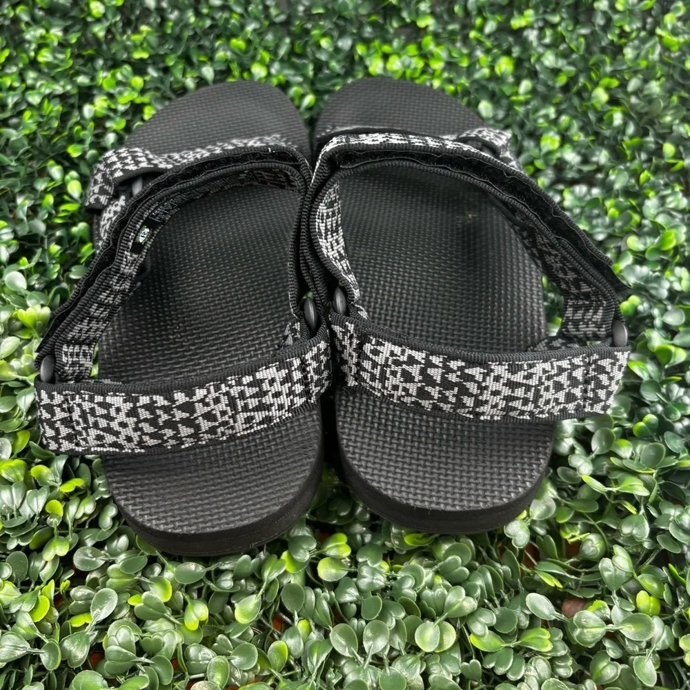 TEVA ORIGINAL UNIVERSAL SANDALS IN THE ETCHING BLACK COLORWAY SIZE 10 MAN